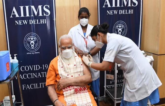 PM मोदी ने ली कोरोना वैक्‍सीन की दूसरी डोज, कहा-टीके से वायरस को हराएंगे