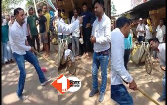 बिहार में सामने आई मुखिया की दबंगई, आवास सहायक को बीच बाजार जानवरों की तरह पीटा, वीडियो वायरल