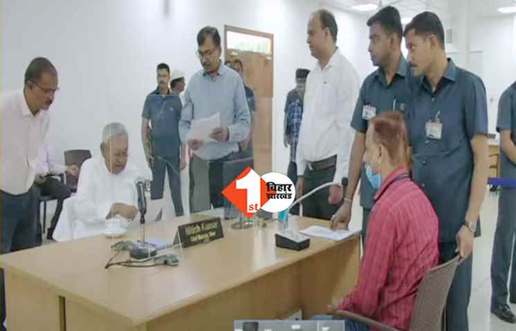 CM नीतीश ने लगा दी प्रधान सचिव की क्लास, बोले .. बगल में बैठकर खाली मोबाइल चलाते हैं