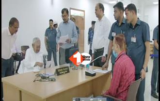 CM नीतीश ने लगा दी प्रधान सचिव की क्लास, बोले .. बगल में बैठकर खाली मोबाइल चलाते हैं