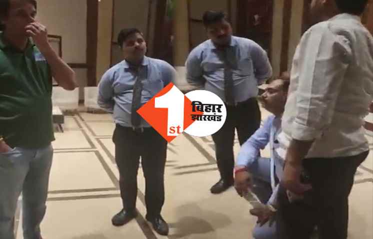 तेजप्रताप यादव ने वाराणसी के होटल के मैनेजर को घुटनों पर बिठा कर माफी मंगवायी, देखें वीडियो