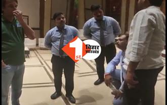 तेजप्रताप यादव ने वाराणसी के होटल के मैनेजर को घुटनों पर बिठा कर माफी मंगवायी, देखें वीडियो