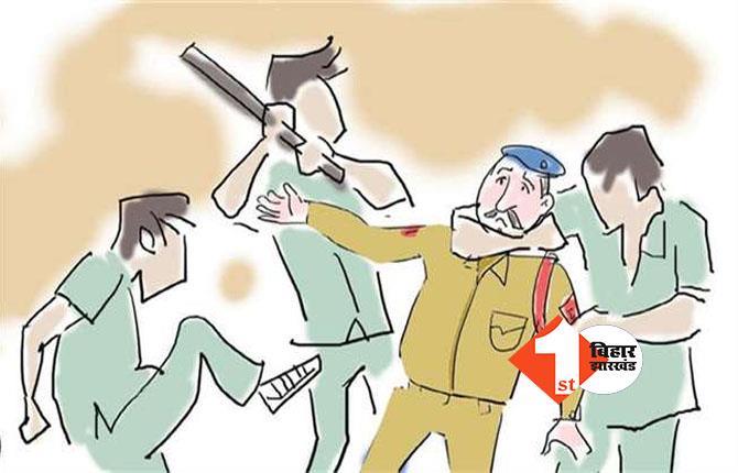 बिहार: छापेमारी करने गई पुलिस टीम पर हमला, दौड़ा-दौड़ाकर पीटा, जान बचाकर भागी पुलिस