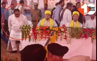 ये ‘मंगलराज’ है: दबंग JDU विधायक ने राज्यपाल के सामने दिखायी अपनी ताकत, खुद कुर्सी लगाकर जबरन मंच पर बैठे, तमाशा देखता रहा प्रशासन