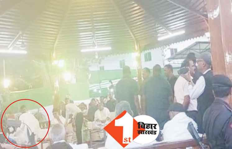 राबड़ी आवास में आरजेडी की इफ्तार पार्टी, चिराग ने छूआ नीतीश का पैर, कहा-पिछले साल भी यहां आये थे