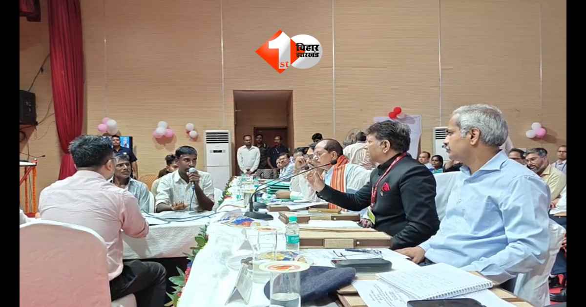 BIHAR BHUMI : मुंगेर जनसंवाद में फरियादी ने विजय सिन्हा के सामने लिया ताकतवर नेता का नाम, भड़के सिन्हा बोले- “मेरे बाबू जी भी गलत होंगे तो नहीं छोड़ूंगा”