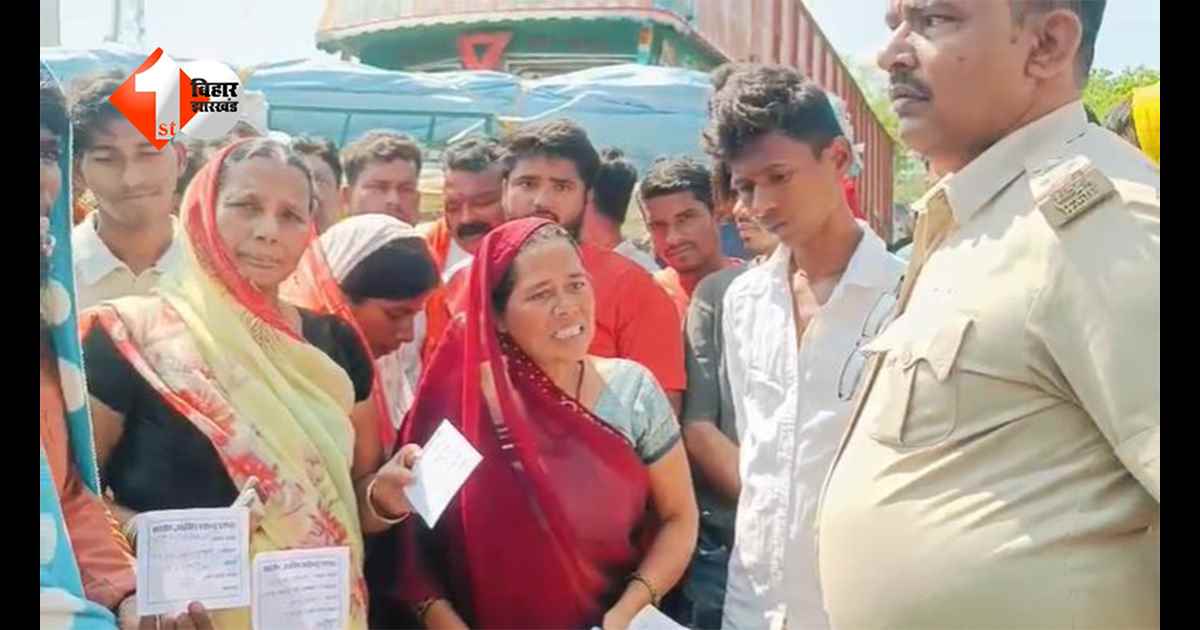 गैस की कमी पर सड़क जाम! रोहतास में उपभोक्ताओं का गुस्सा फूटा, रात 2 बजे से लाइन में खड़े लोगों ने सिलेंडर रख कर रोका मार्ग