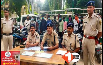 बिहार: पुलिस के हत्थे चढ़े चोर गिरोह के 13 बदमाश, चोरी की सात बाइक भी बरामद