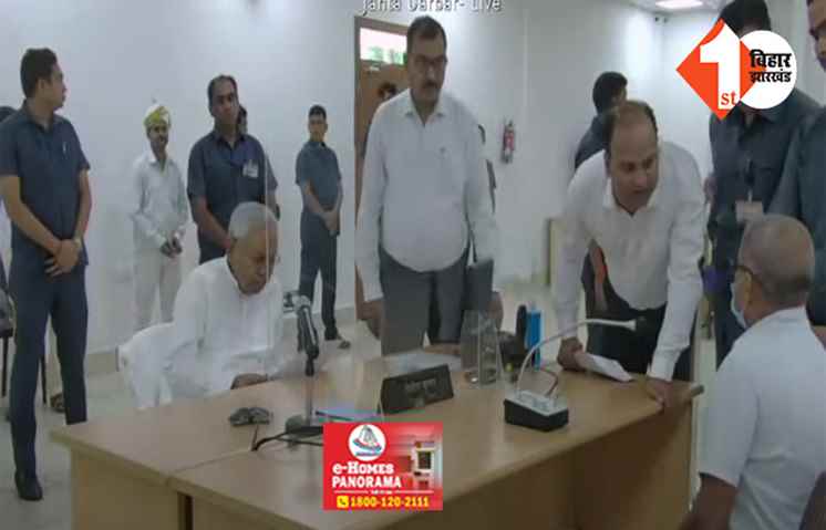  जनता दरबार में पहुंचा ग्रामीण सड़क नहीं बनने का मामला, CM नीतीश ने सचिव को फ़ोन लगा लगाई फटकार 