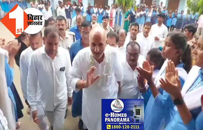शर्मनाक: बिहार के शिक्षा मंत्री चंद्रशेखर ने सरकारी स्कूल को राजनीति का अड्डा बनाया, स्कूल में राजद का कार्यक्रम कर छात्राओं को बिठाया
