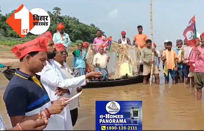 घर-घर निषाद आरक्षण संकल्प अभियान: गंगा नदी में खड़े होकर लोग ले रहे संकल्प: देव ज्योति