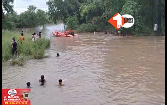 बिहार में बड़ा हादसा: नाले में गिरा तेज रफ्तार ऑटो, तीन बच्चे पानी में बहे; बाल-बाल बची मां-बाप की जान