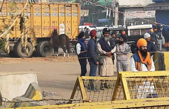 किसान आंदोलन : सिंधु बॉर्डर पर निहंग सरदारों ने संभाला मोर्चा