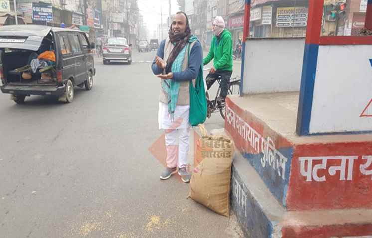 पटना में धान की बोरी लेकर उतरे पूर्व विधायक, भाई दिनेश ने सरकार पर लगाया बड़ा आरोप