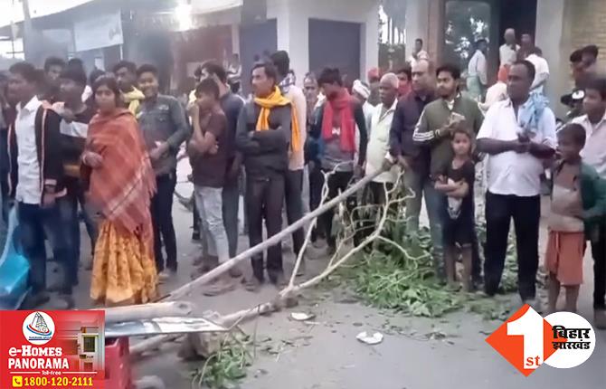 पुल निर्माण में भारी लापरवाही: ट्रक पर अचानक गिरा लोहे का भारी एंगल, बाल-बाल बचे लोग; विरोध में सड़क पर उतरे लोग