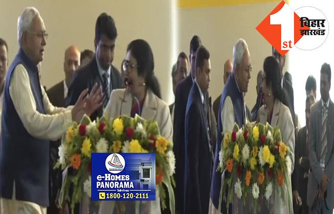 नीतीश कुमार ने मंच पर महिला उद्घोषिका का ही कर दिया अभिनंदन, पटना के सरकारी कार्यक्रम का वीडियो देखिये..