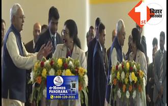 नीतीश कुमार ने मंच पर महिला उद्घोषिका का ही कर दिया अभिनंदन, पटना के सरकारी कार्यक्रम का वीडियो देखिये..