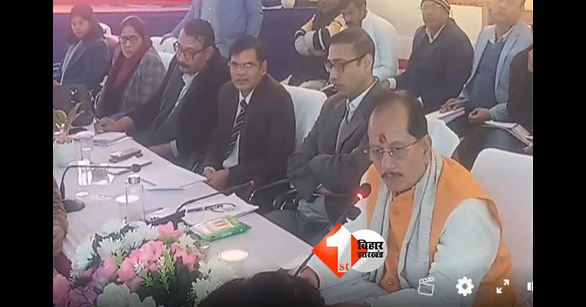 Bihar government : विजय कुमार सिन्हा ने अधिकारियों को दी कड़ी चेतावनी, CO से पूछा ‘आपको दरमाहा कौन देता है’, DCLR को कहा - RO से स्पष्टीकरण लेने को कहा; बोलें- इनकी मंशा सही नहीं लग रहा 