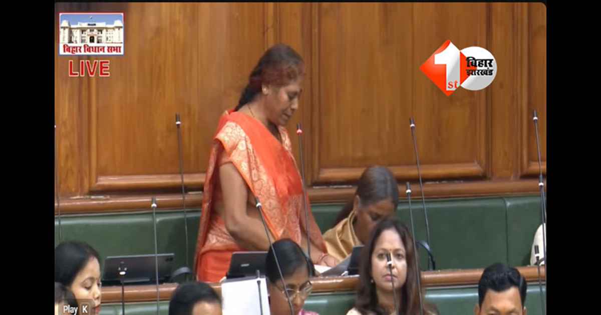 Bihar Assembly : शपथ लेने में फंसने लगीं राजबल्लभ यादव की पत्नी विभा देवी, बगल में बैठी विधायक ने की मदद