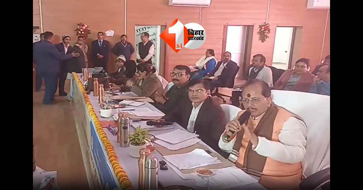 vijay kumar sinha action : आप लोग कोर्ट से ऊपर हैं क्या? यह क्या तमाशा चल रहा है?” विजय सिन्हा ने अधिकारियों को लगाई फटकार,सचिव ने CO से पूछा -गुप्तचर रखें हो क्या 