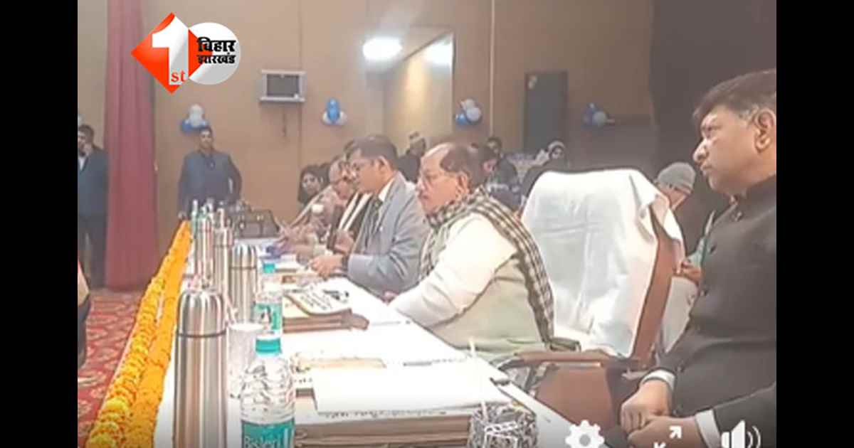 Bihar land reform : विजय सिन्हा के सामने जमीन पर बैठने लगे मुस्लिम फरियादी, डिप्टी सीएम बोले – कुर्सी पर आइए, आराम रहेगा