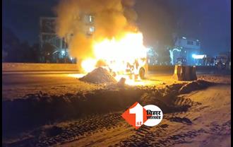 पटना - हाजीपुर में सड़क पर जल गई कार,  शॉर्ट सर्किट की वजह से लगी आग...