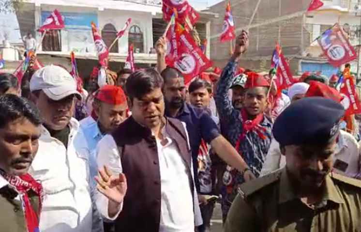 पुलिस बर्बरता के खिलाफ अपने समर्थकों के साथ सड़क पर उतरे मुकेश सहनी, बाईपास थानाध्यक्ष को सस्पेंड करने की मांग