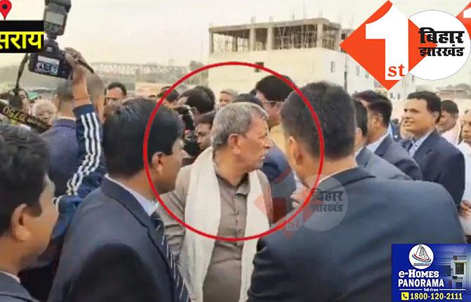 CM के प्रोग्राम में CPI विधायक को नीतीश के गार्ड ने हाथ पकड़कर निकाला, देखते रह गये जेडीयू नेता, वीडियो वायरल