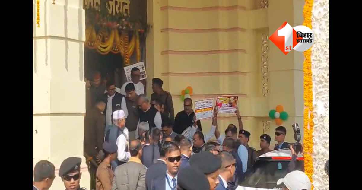 Bihar Assembly :  विधानसभा में जैसे ही CM नीतीश आए, कांग्रेस की “गरमी” हुई फुस्स, तख्तियां धरती को छू गईं, नारे रुक गए! विधानसभा में बाहर दिखा अनोखा नजारा