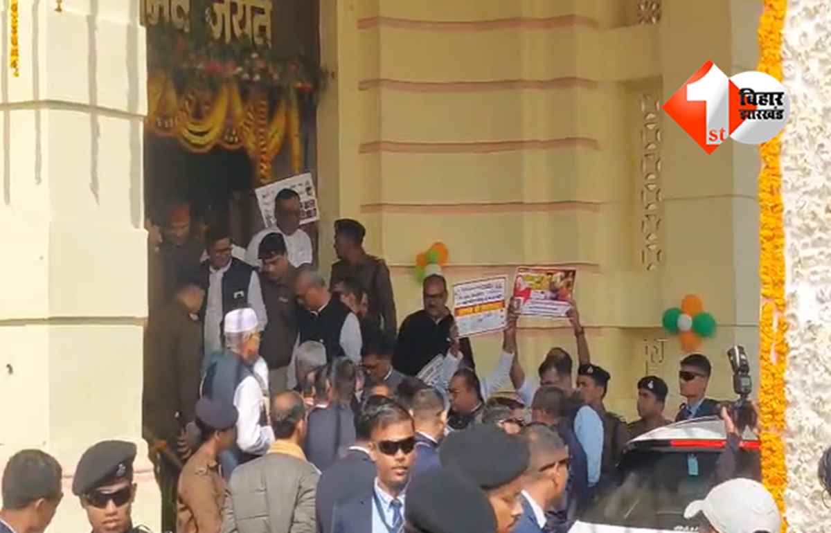 Bihar Assembly :  विधानसभा में जैसे ही CM नीतीश आए, कांग्रेस की “गरमी” हुई फुस्स, तख्तियां धरती को छू गईं, नारे रुक गए! विधानसभा में बाहर दिखा अनोखा नजारा