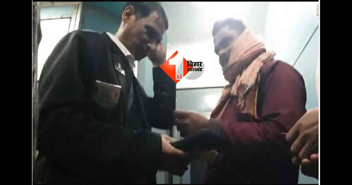 vaishali express: 200-300 रुपए में सीट बेचते पकड़े गए TTE साहब, वीडियो वायरल; रेलवे ने की कार्रवाई की तैयारी