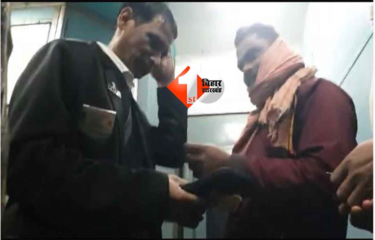 vaishali express: 200-300 रुपए में सीट बेचते पकड़े गए TTE साहब, वीडियो वायरल; रेलवे ने की कार्रवाई की तैयारी