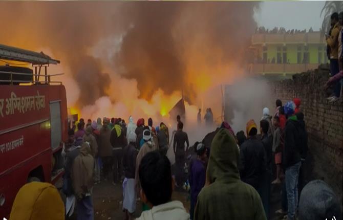पटना के कबाड़ी गोदाम में लगी भीषण आग, मौके पर दमकल की कई गाड़ियां पहुंची