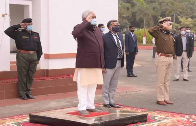 सीएम आवास पर मुख्यमंत्री नीतीश कुमार ने किया ध्वजारोहण, बिहारवासियों को दी गणतंत्र दिवस की शुभकामनाएं