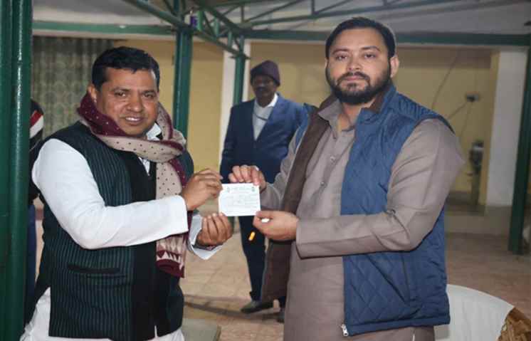 उपेन्द्र कुशवाहा के करीबी राजेश यादव RJD में हुए शामिल, तेजस्वी ने दिलाई सदस्यता