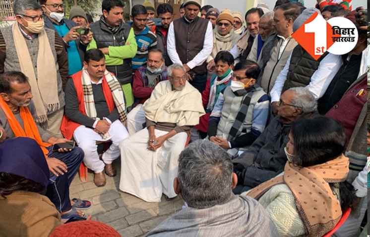 छपरा में रूपेश के परिजनों से मिले मदन मोहन झा, सरकार से की न्याय की मांग
