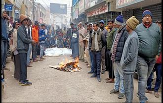 कारोबारी को गोली मारने के बाद भड़के व्यवसाई, सड़क जाम कर जताया विरोध