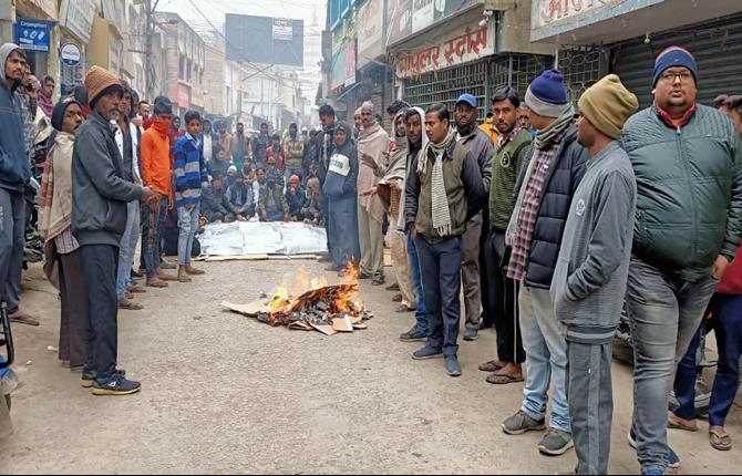 कारोबारी को गोली मारने के बाद भड़के व्यवसाई, सड़क जाम कर जताया विरोध