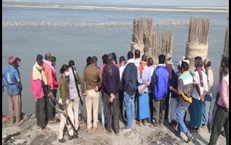 पटना : गंगा नदी में मिली युवक की लाश, हाथ-पैर रस्सियों से बांधा हुआ है..