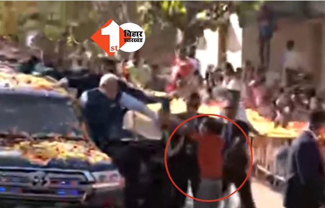 हुबली में PM मोदी की सुरक्षा में चूक, माला पहनाने के लिए दौड़ता हुआ करीब पहुंच गया शख्स