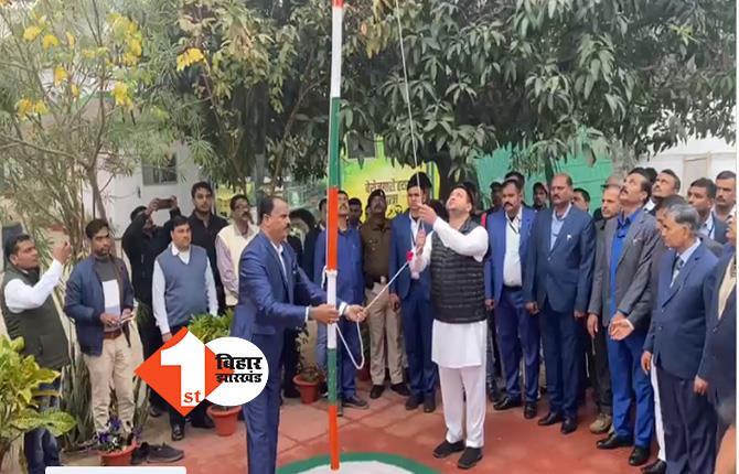 देश माना रहा 74 वां गणतंत्र दिवस : उपमुख्यमंत्री तेजस्वी यादव ने राबड़ी आवास पर किया झंडोत्तोलन
