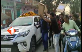 राघोपुर में तेजस्वी का जबरदस्त विरोध, सड़क-कॉलेज और बैंक की मांग को लेकर लोगों ने काफिले को रोका