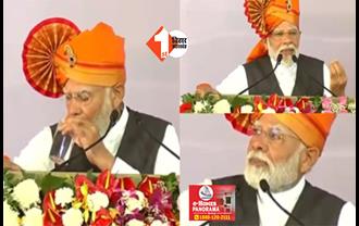 अचानक मंच पर रोने लगे PM मोदी, कहा - मुझे भी मिलता ऐसा घर ...', VIDEO वायरल 