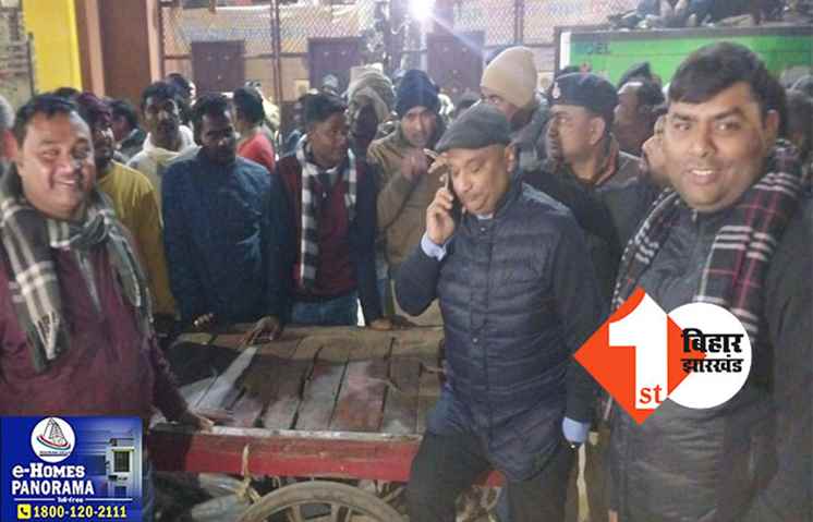 लालू से ED की पूछताछ जारी, दफ्तर के सामने ठेले पर बैठकर राजद MLC ने जताया विरोध, नीतीश के खिलाफ RJD कार्यकर्ताओं ने की नारेबाजी