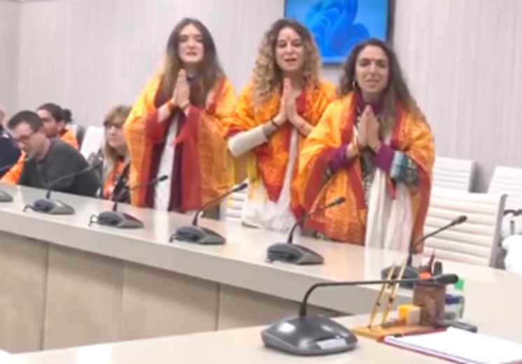 Mahakumbh 2025 Italy Women UP CM yogi aditynath