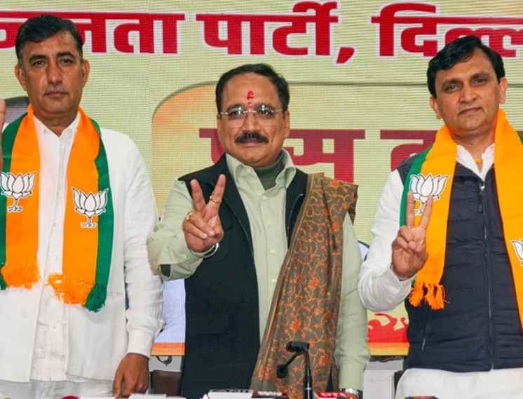 Two AAP councilors Ravindra Solanki and Narendra Girsa join BJP