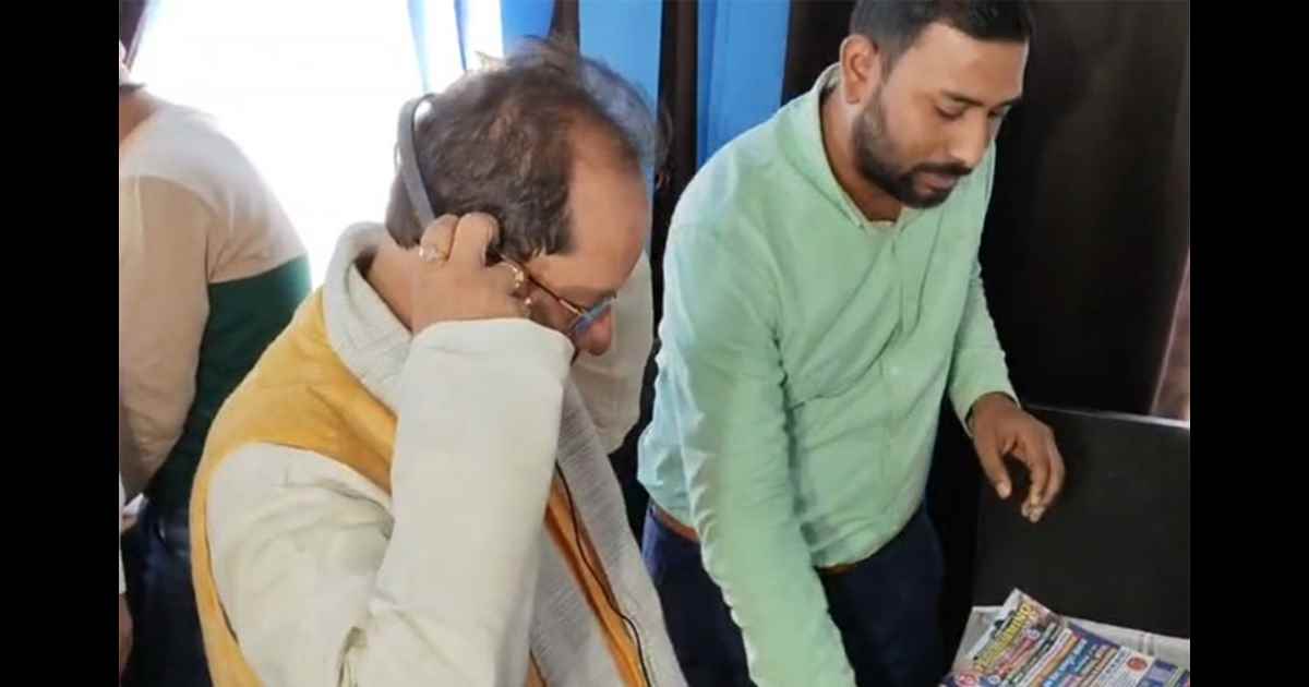 Vijay Sinha : टोल फ्री सेवा में लापरवाही पर उप मुख्यमंत्री विजय सिन्हा का औचक निरीक्षण, CSC सेंटर में मचा हड़कंप; हेडफ़ोन लगा खुद सुनने लगे शिकायत 