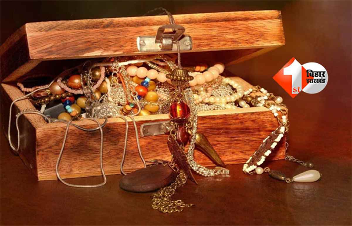 Patna loot case : पटना में दिनदहाड़े ज्वेलरी कारोबारी से 22 लाख की लूट, बेटे पर फायरिंग; सीसीटीवी में वारदात कैद 