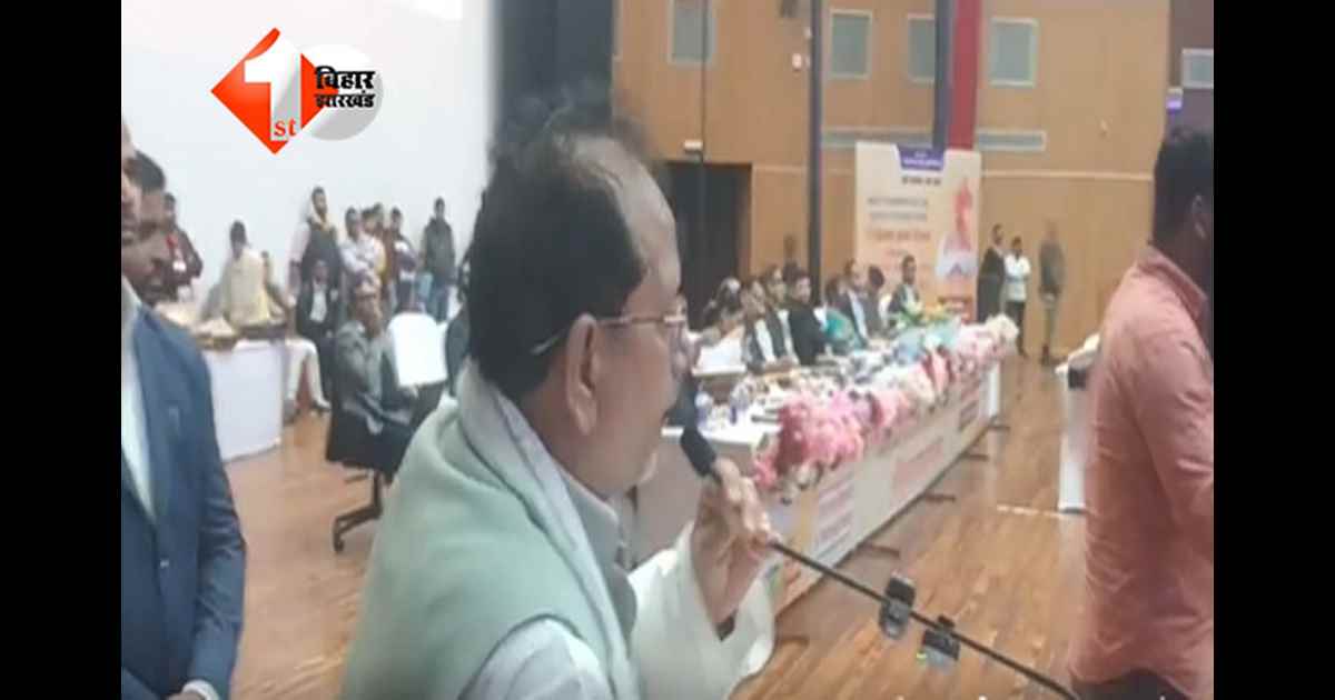 Revenue Department Bihar : गयाजी में जैसे ही विजय सिन्हा ने पूछा -  भूमि एवं राजस्व विभाग में मेरे प्रयास का कितना दिख रहा असर ? जानिए फिर जनता ने क्या दिया जवाब 