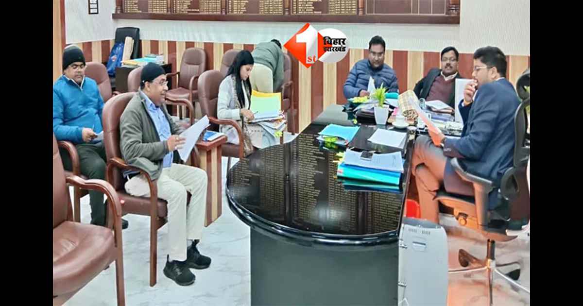 revenue officer suspended : राजस्व कर्मचारी निलंबित, जमाबंदी पंजी में छेड़छाड़ करना पड़ा महंगा; DM ने लिया एक्शन 